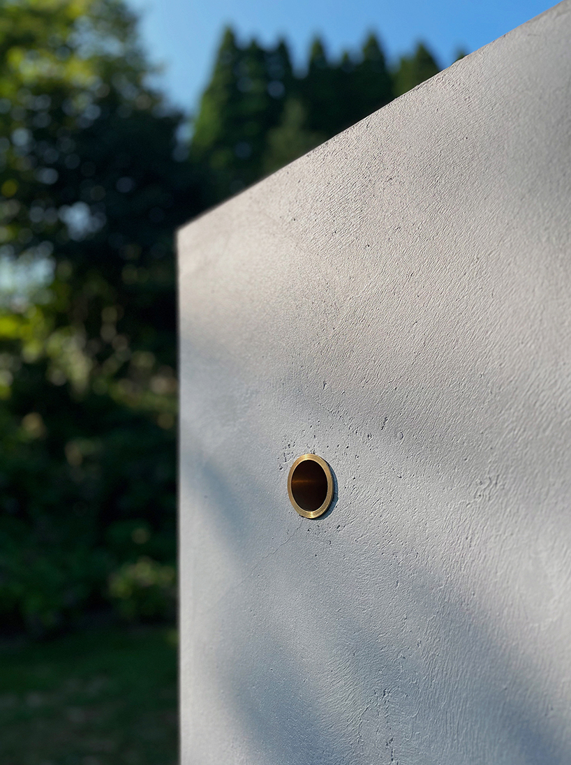 La escultura de cubo de concreto de Géminis enlaces a Rokko y Berlín a través de pequeños agujeros de transmisión de video