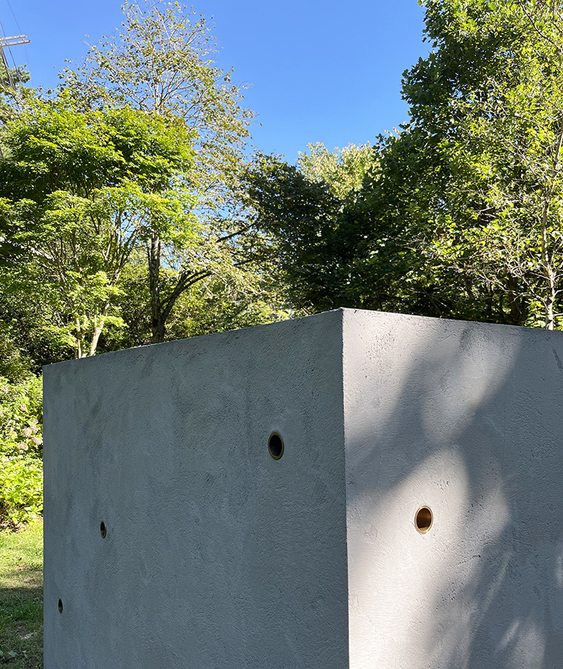 La escultura de cubo de concreto de Géminis enlaces a Rokko y Berlín a través de pequeños agujeros de transmisión de video