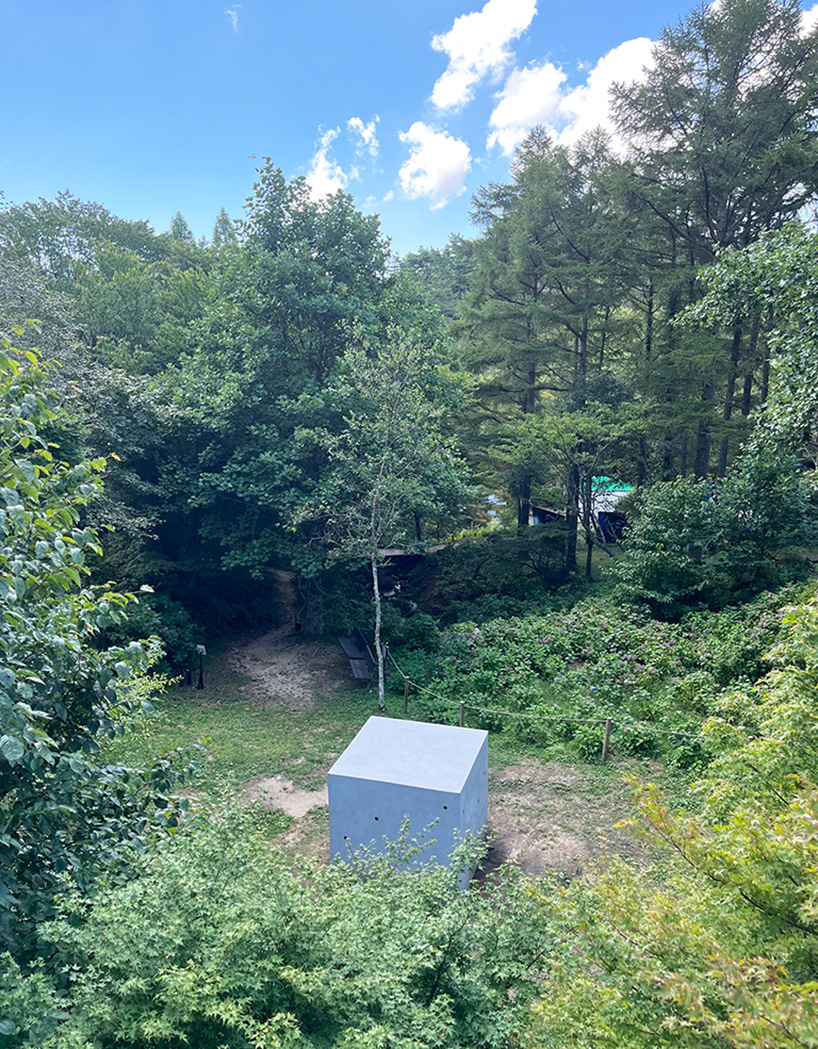 La escultura de cubo de concreto de Géminis enlaces a Rokko y Berlín a través de pequeños agujeros de transmisión de video