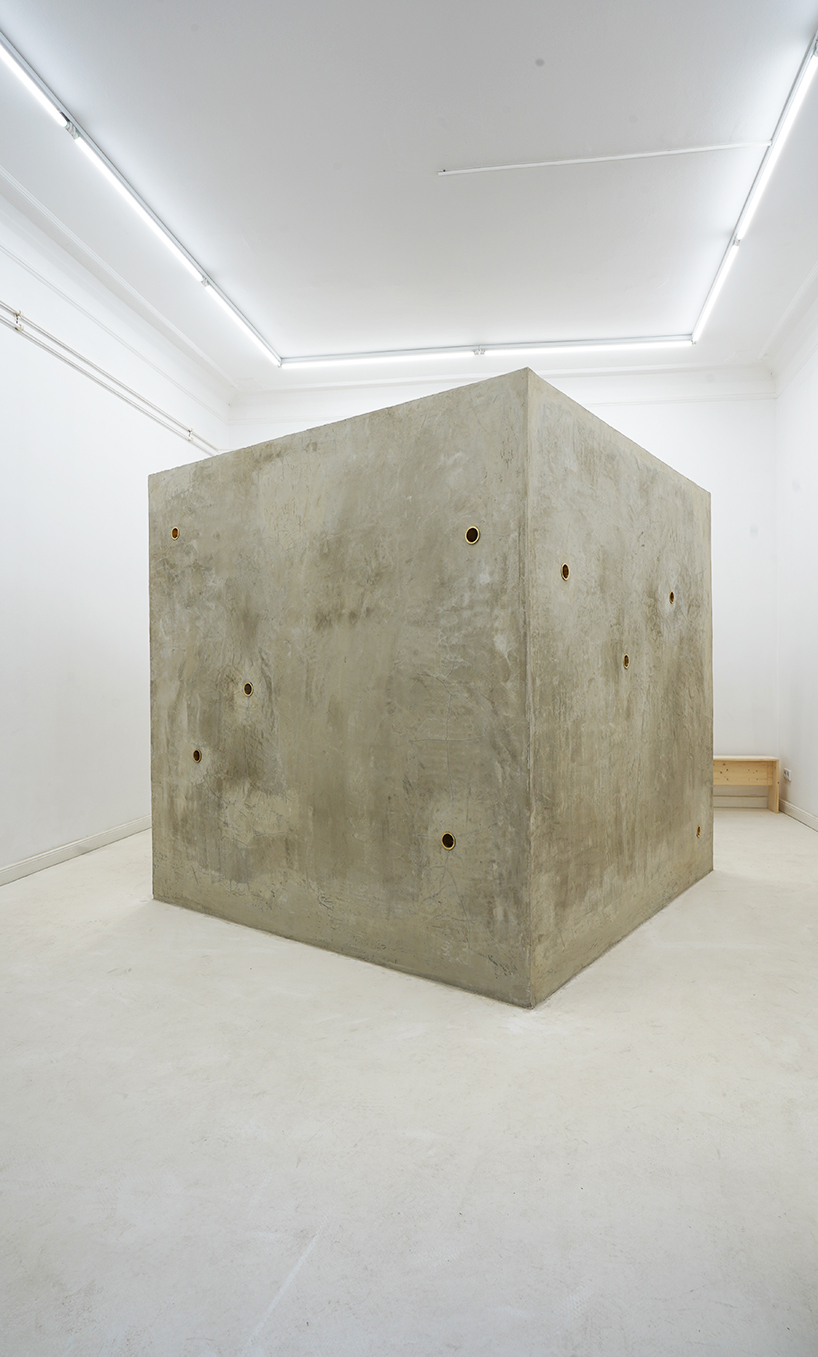 La escultura de cubo de concreto de Géminis enlaces a Rokko y Berlín a través de pequeños agujeros de transmisión de video