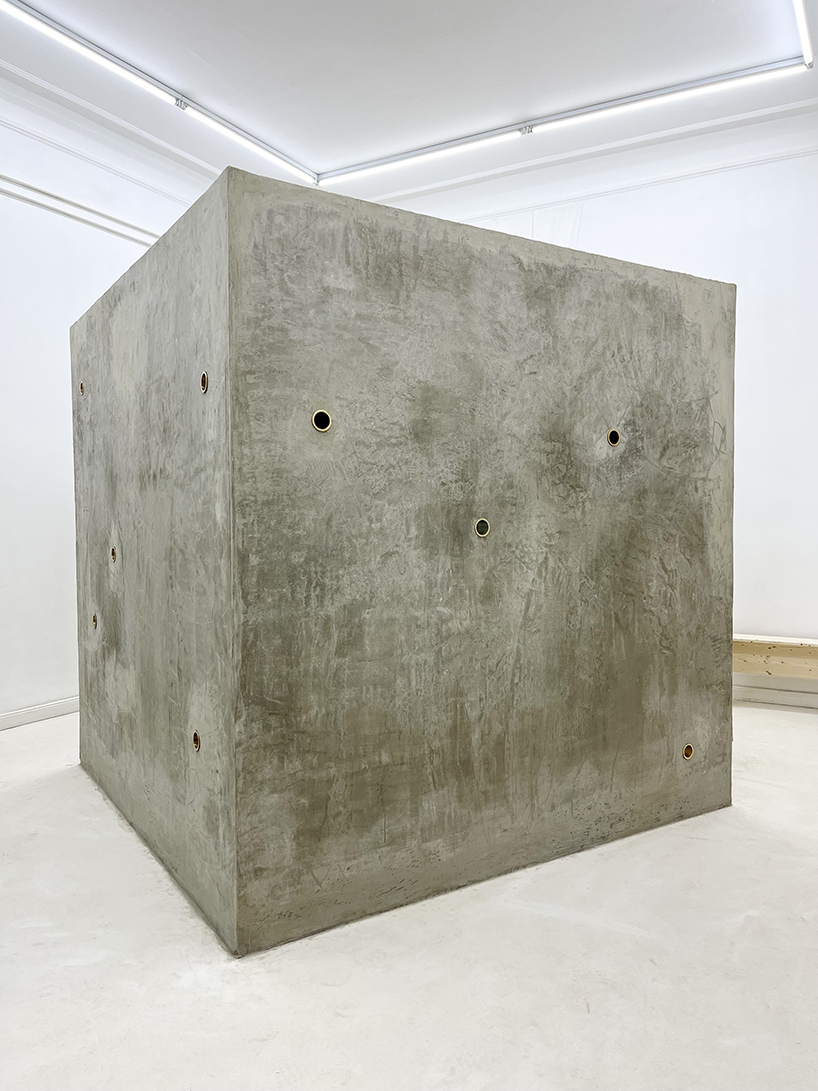 La escultura de cubo de concreto de Géminis enlaces a Rokko y Berlín a través de pequeños agujeros de transmisión de video