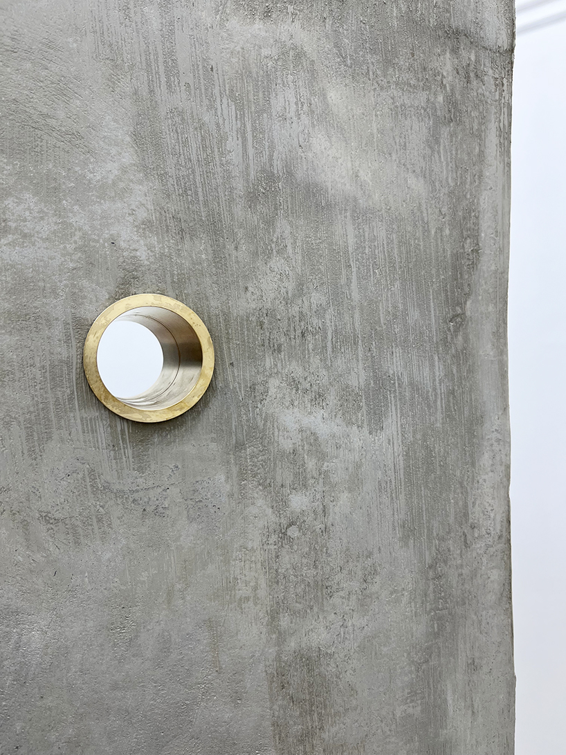 La escultura de cubo de concreto de Géminis enlaces a Rokko y Berlín a través de pequeños agujeros de transmisión de video