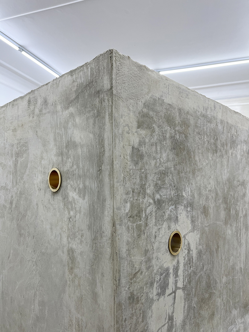 La escultura de cubo de concreto de Géminis enlaces a Rokko y Berlín a través de pequeños agujeros de transmisión de video