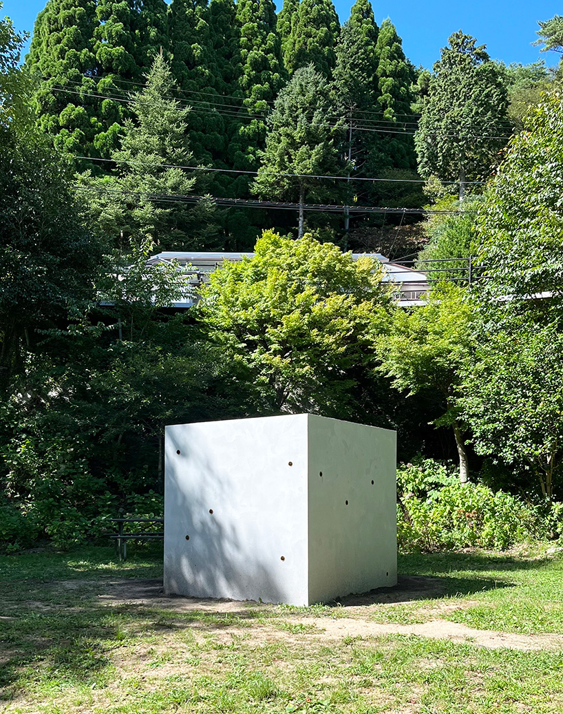 La escultura de cubo de concreto de Géminis enlaces a Rokko y Berlín a través de pequeños agujeros de transmisión de video