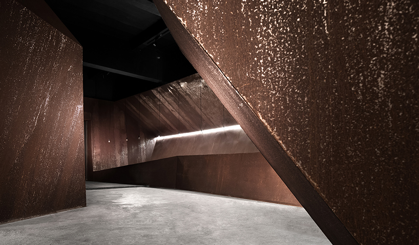 AD ARCHITECTURE's office in china adopts a sense of integrity using dark steel plates
