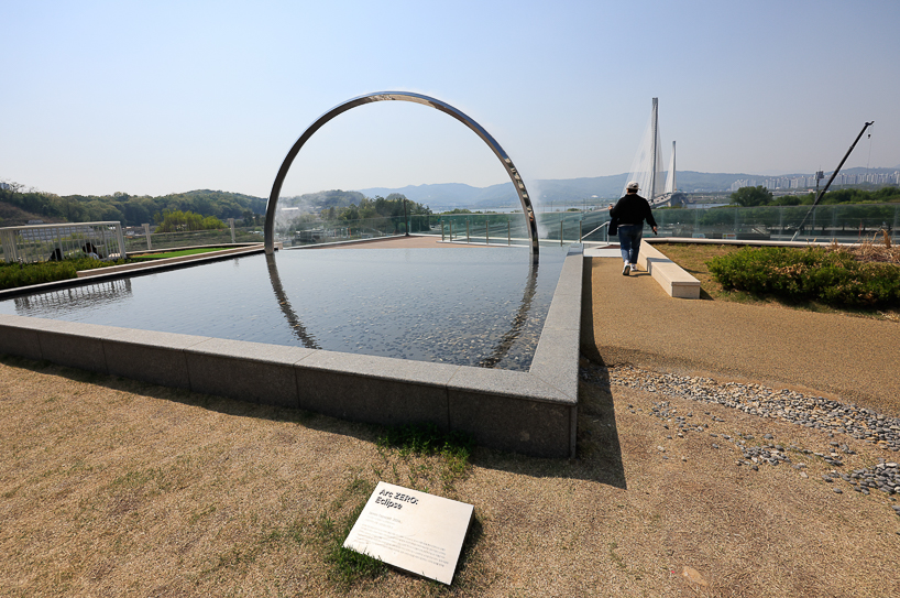 ring of mist and light frames illuminating oculus installation by studio JT in seoul