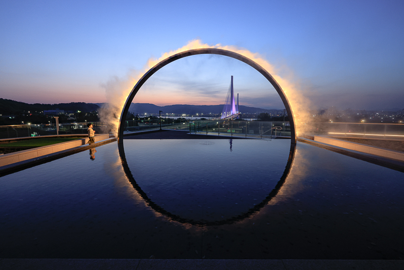 ring of mist and light frames illuminating oculus installation by studio JT in seoul