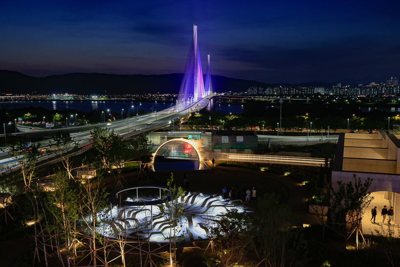 ring of mist and light frames illuminating oculus installation by studio JT in seoul