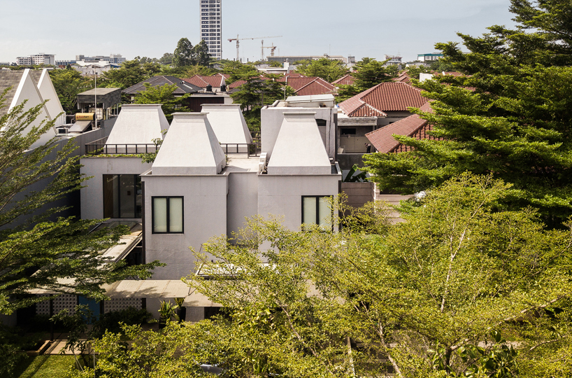 desain arsitektur mentah rumah dengan skylight di alam sutera indonesia 1