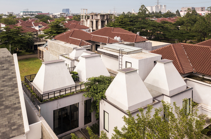 desain arsitektur mentah rumah dengan skylight di alam sutera indonesia 2