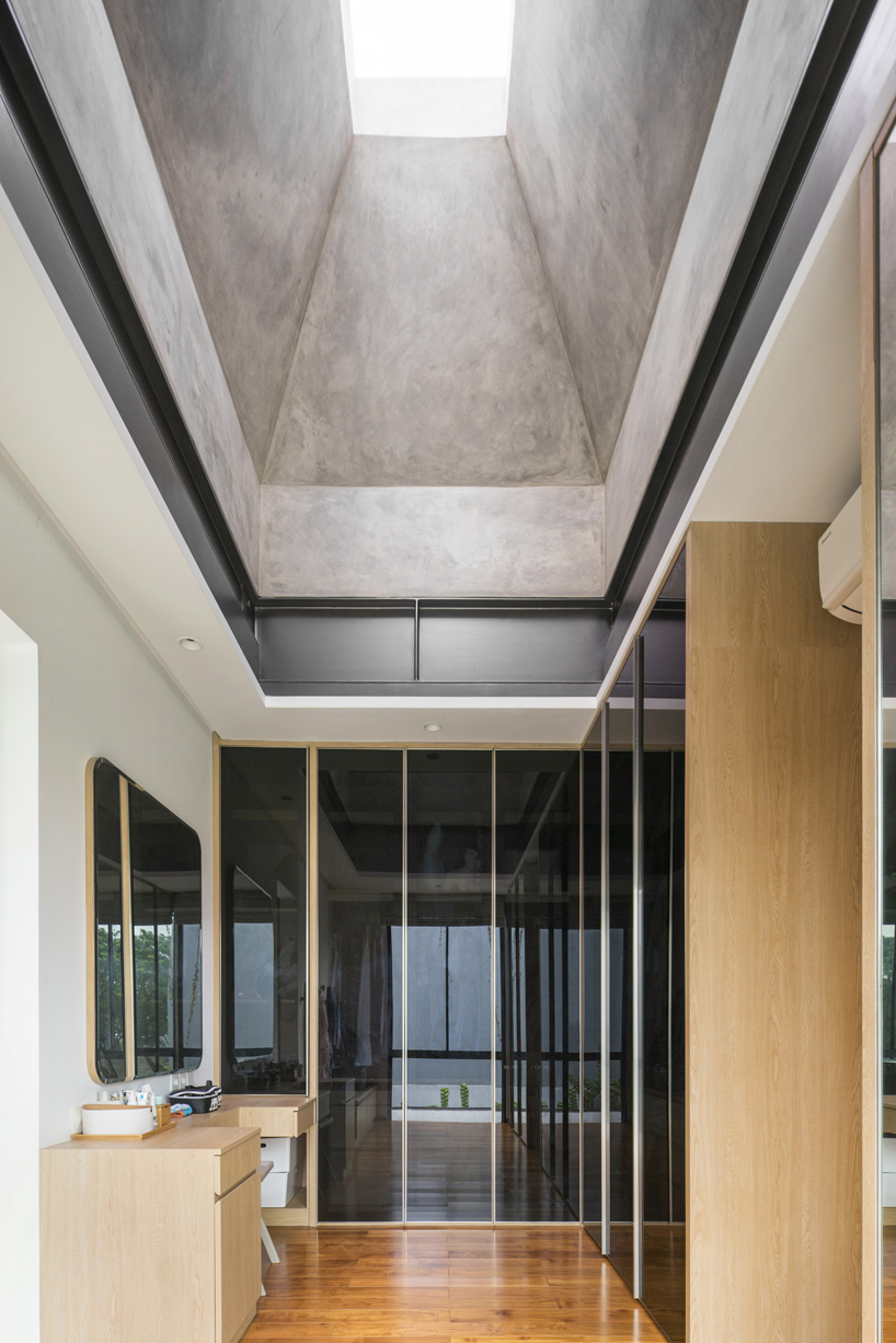 desain arsitektur mentah rumah dengan skylight di alam sutera indonesia 5