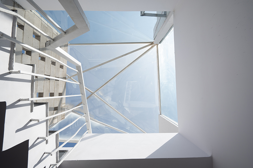 folded steel ribbons envelope narrow row house in india