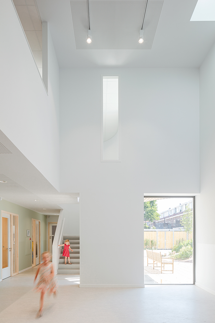 EVA architecten forms flowing curved shapes for primary school in utrecht