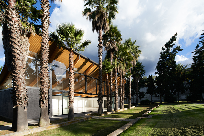 curved laminated wood beams form lightweight roof atop deportivo pavilion in cumbayá