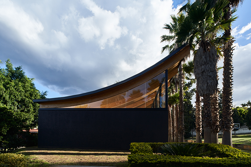 curved laminated wood beams form lightweight roof atop deportivo pavilion in cumbayá