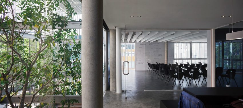 SO architects installs metal shell on DP group's newly redesigned headquarters in thailand