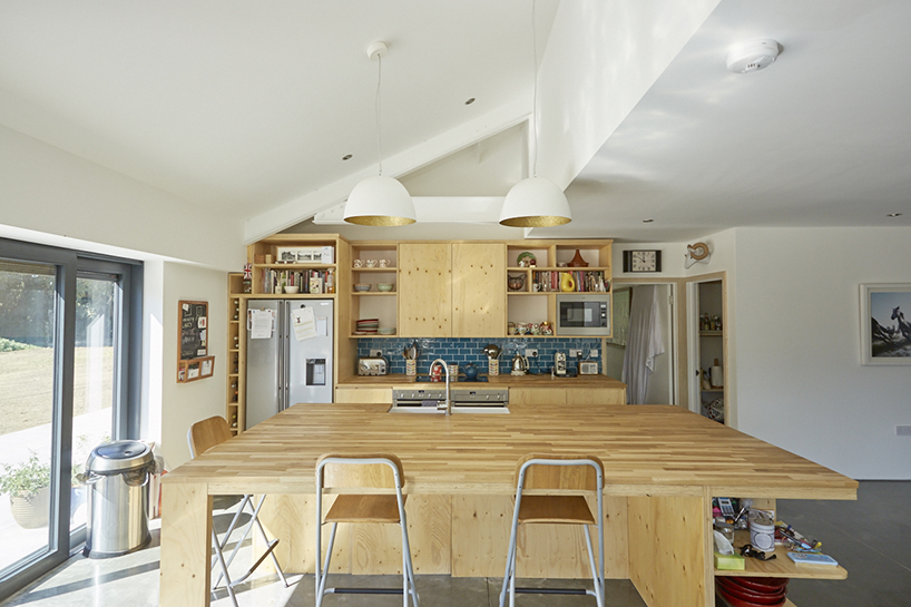 pH+ architects converts an apple packing station in the UK into a modern family home