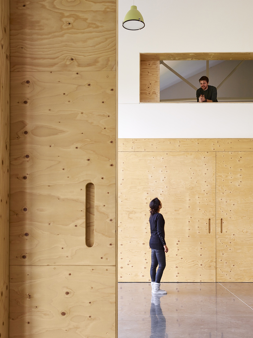 pH+ architects converts an apple packing station in the UK into a modern family home