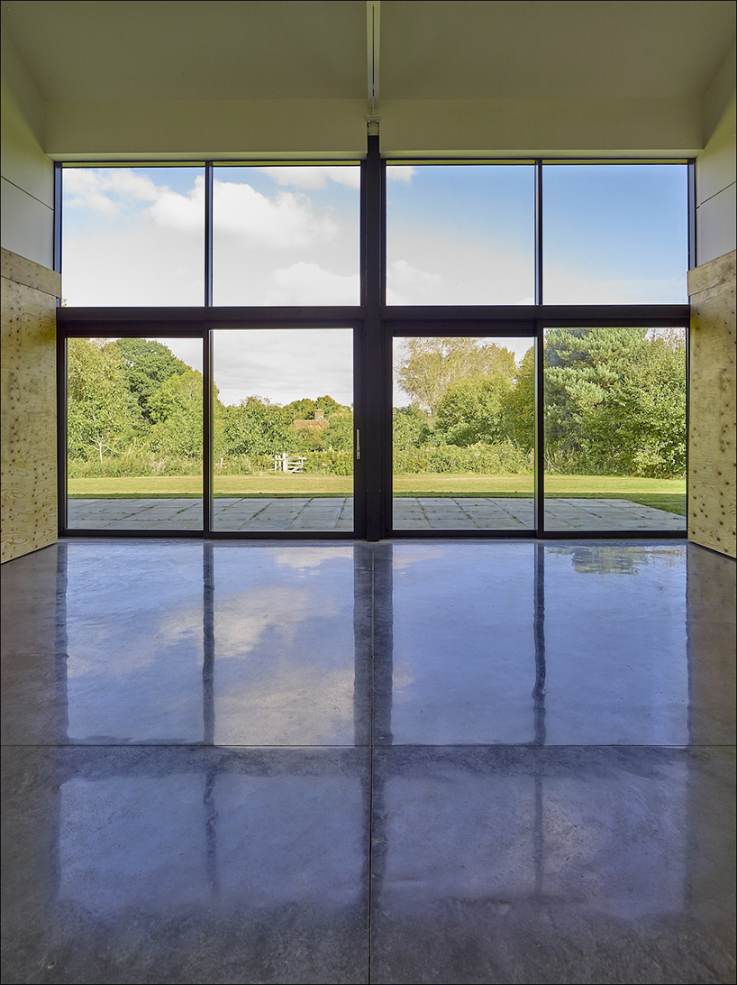 pH+ architects converts an apple packing station in the UK into a modern family home