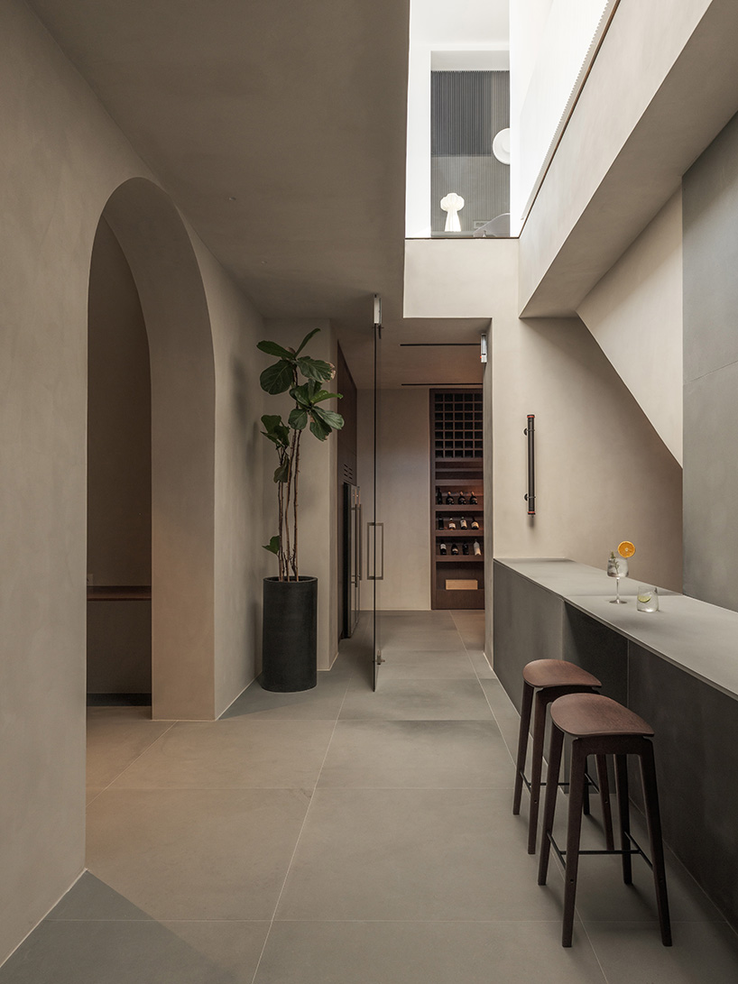 Los arquitectos de Kapsimalis incrustan el prisma blanco del paisaje volcánico griego en la casa de Oia