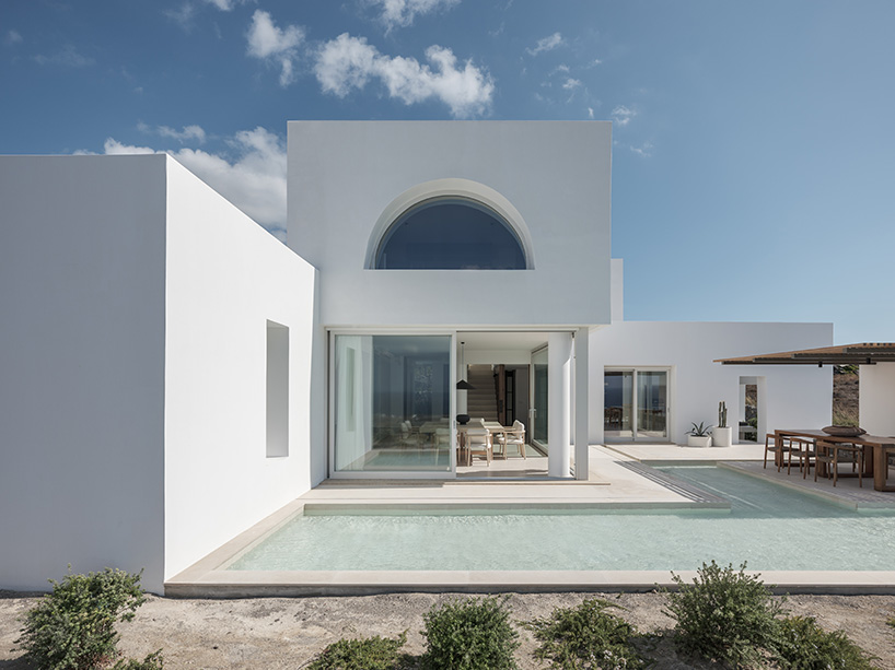 Los arquitectos de Kapsimalis incrustan el prisma blanco del paisaje volcánico griego en la casa de Oia