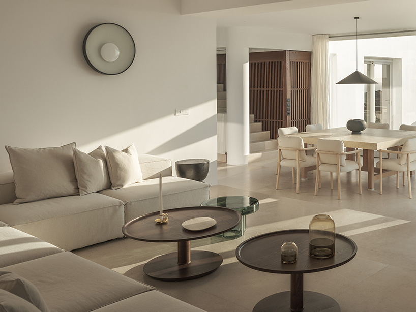 Los arquitectos de Kapsimalis incrustan el prisma blanco del paisaje volcánico griego en la casa de Oia