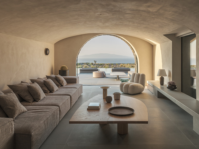 Los arquitectos de Kapsimalis incrustan el prisma blanco del paisaje volcánico griego en la casa de Oia