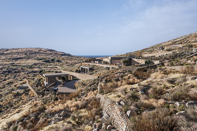 Los arquitectos de Kapsimalis incrustan las cuevas de piedra en las laderas en la isla griega