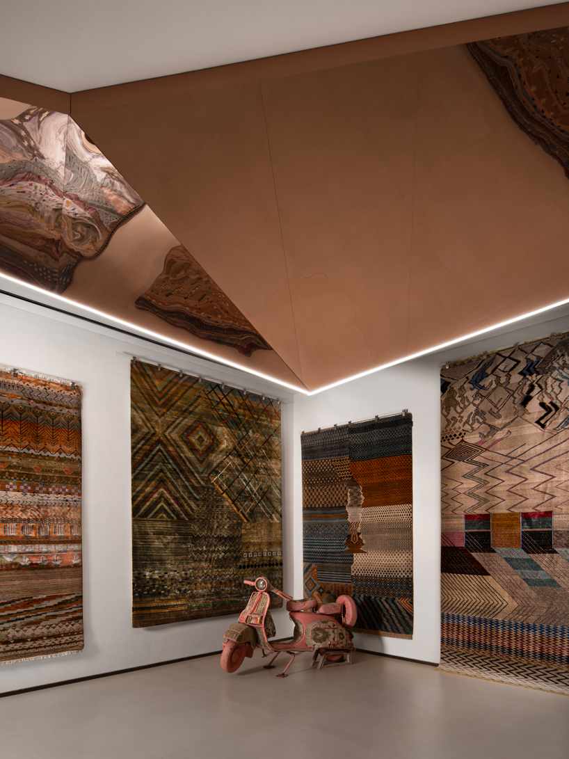 former textile warehouse transforms into fractal-inspired jaipur rugs showroom in mumbai - 6