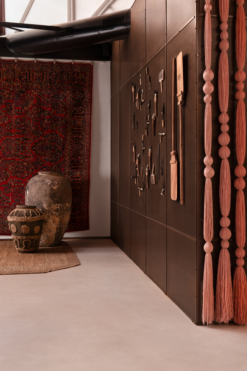 former textile warehouse transforms into fractal-inspired jaipur rugs showroom in mumbai - 9