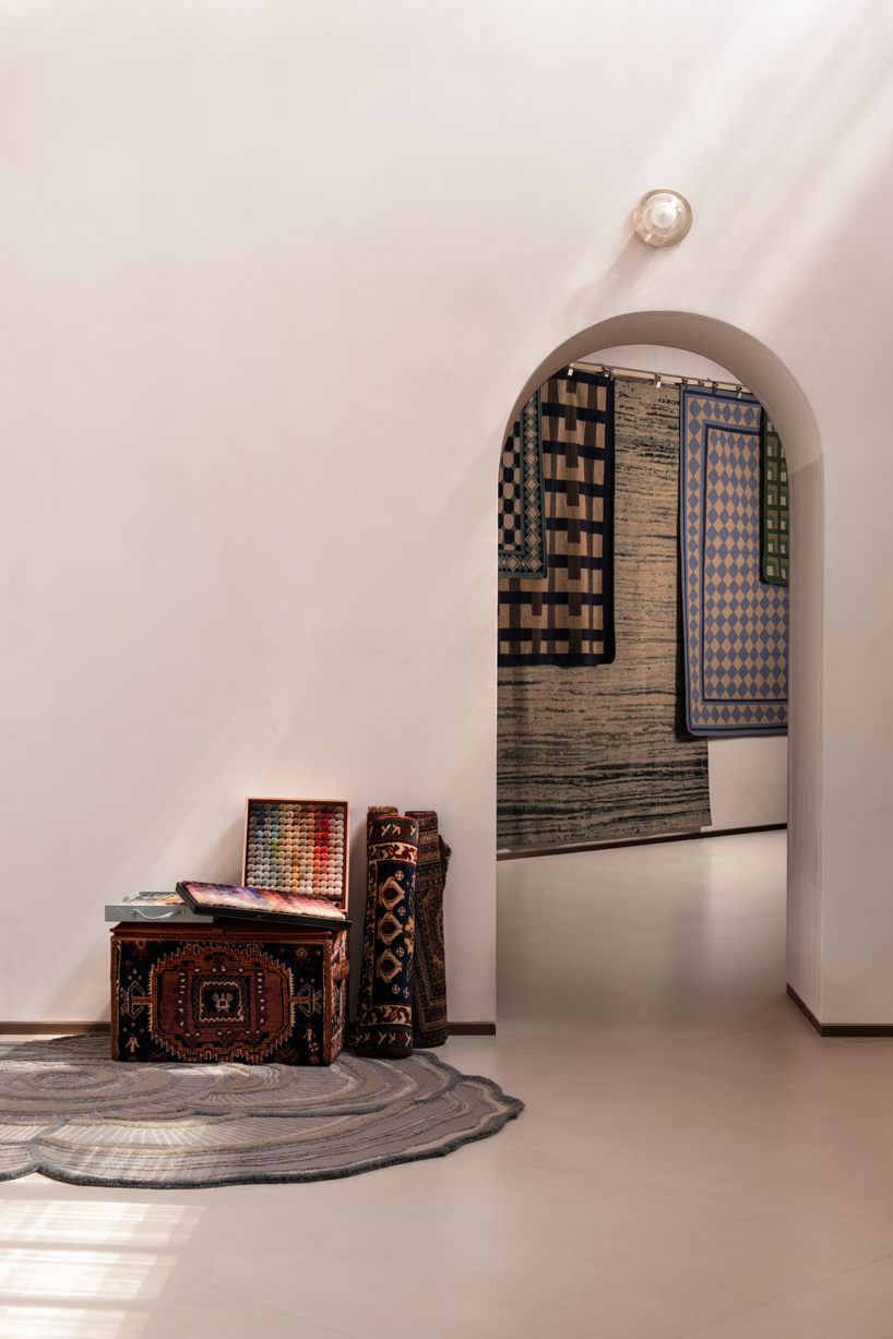 former textile warehouse transforms into fractal-inspired jaipur rugs showroom in mumbai - 11