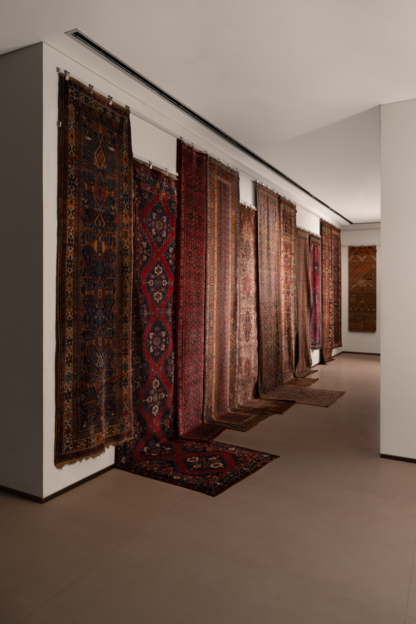 former textile warehouse transforms into fractal-inspired jaipur rugs showroom in mumbai - 10