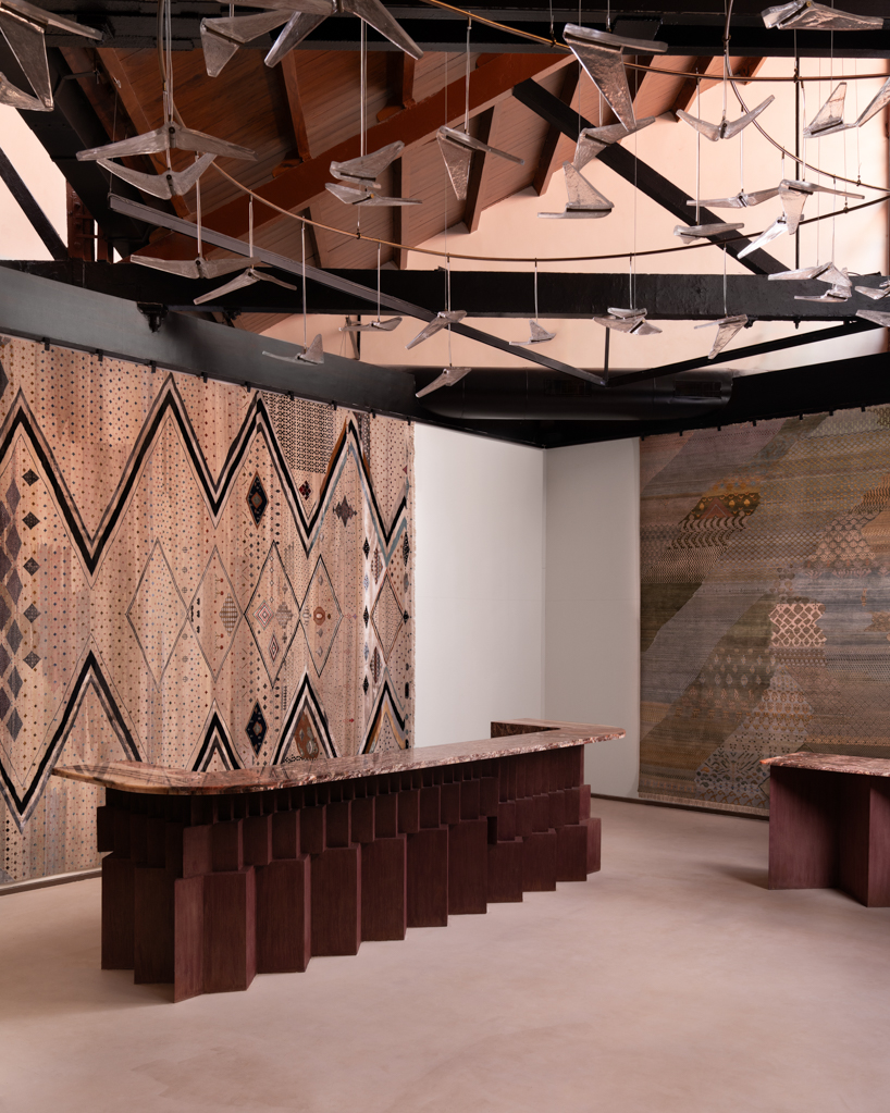 former textile warehouse transforms into fractal-inspired jaipur rugs showroom in mumbai - 4