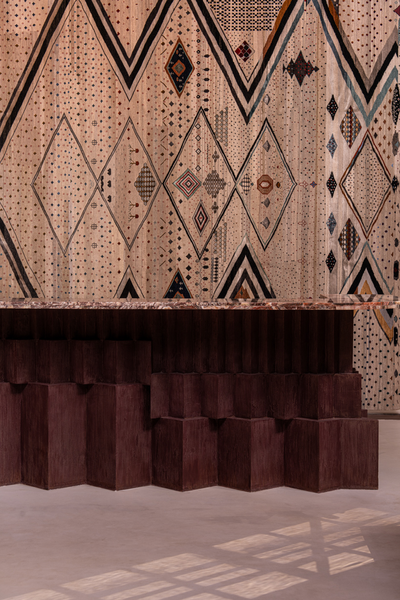 former textile warehouse transforms into fractal-inspired jaipur rugs showroom in mumbai - 5