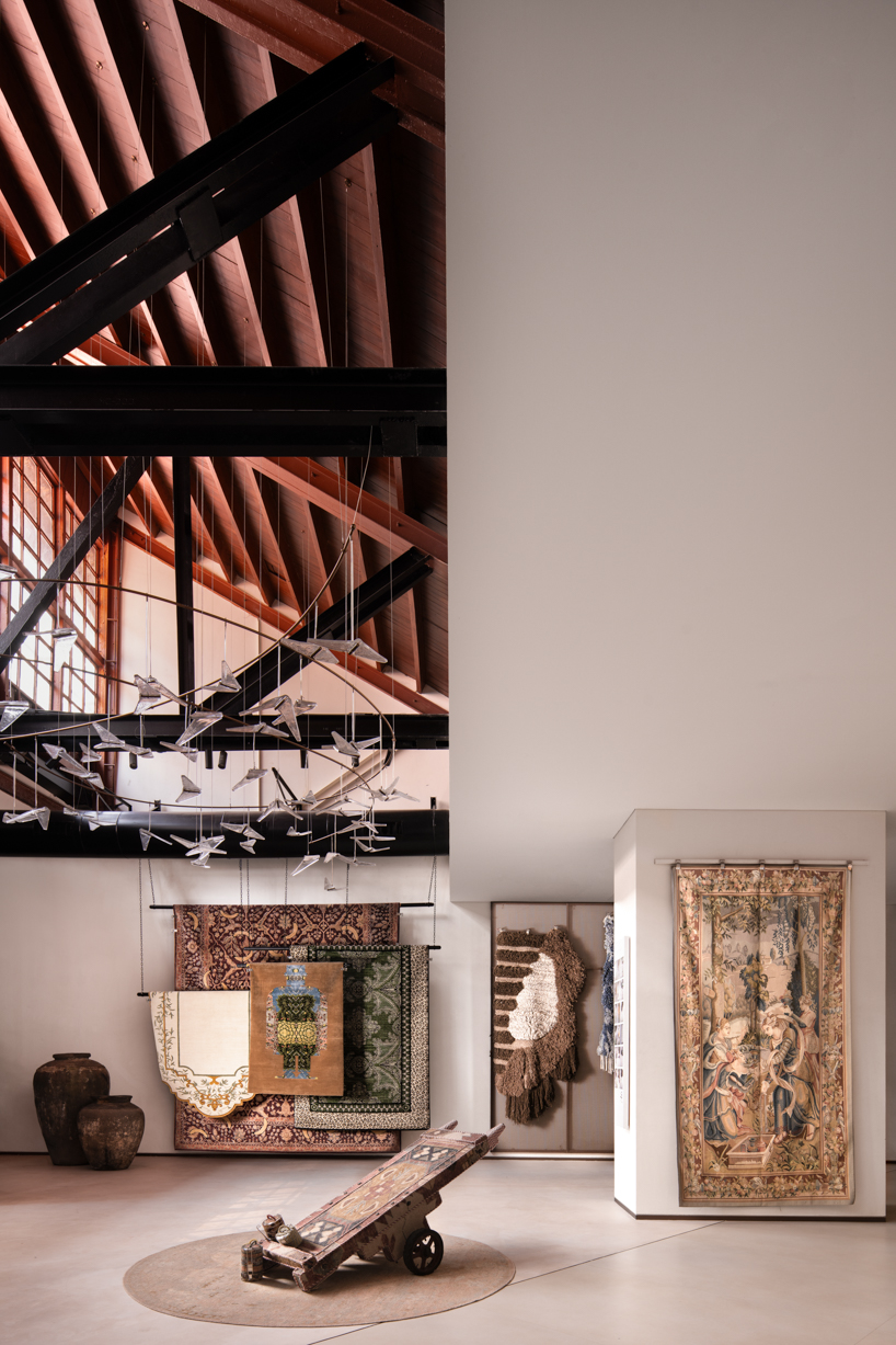 former textile warehouse transforms into fractal-inspired jaipur rugs showroom in mumbai - 7