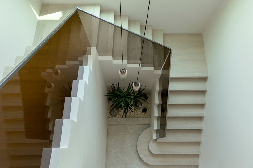 travertine, timber, and desert-toned textures shape groundeddesign’s villa limni in dubai - 5