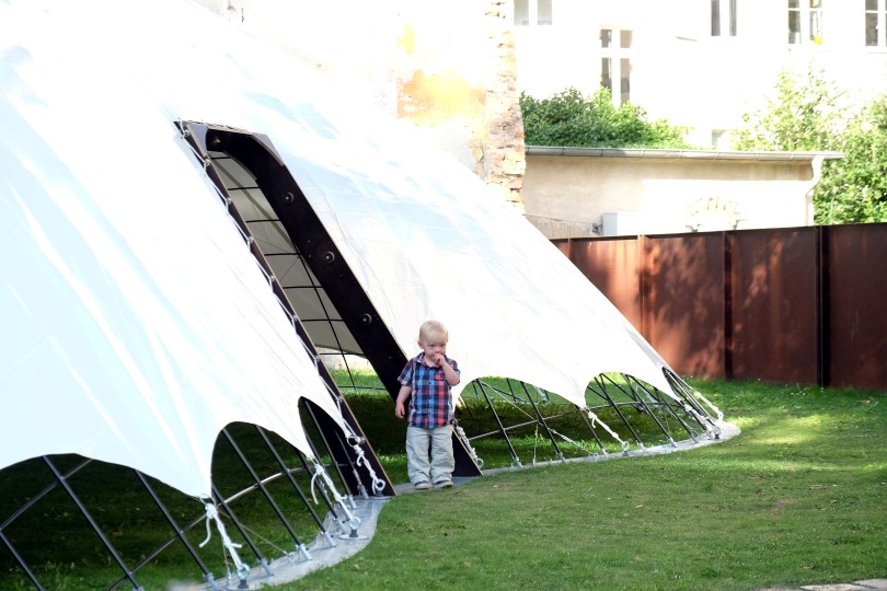 gregory quinn designs an inflatable structure ideal for refugee or disaster stricken areas