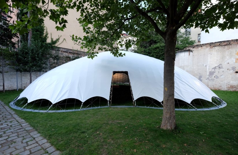 gregory quinn designs an inflatable structure ideal for refugee or disaster stricken areas