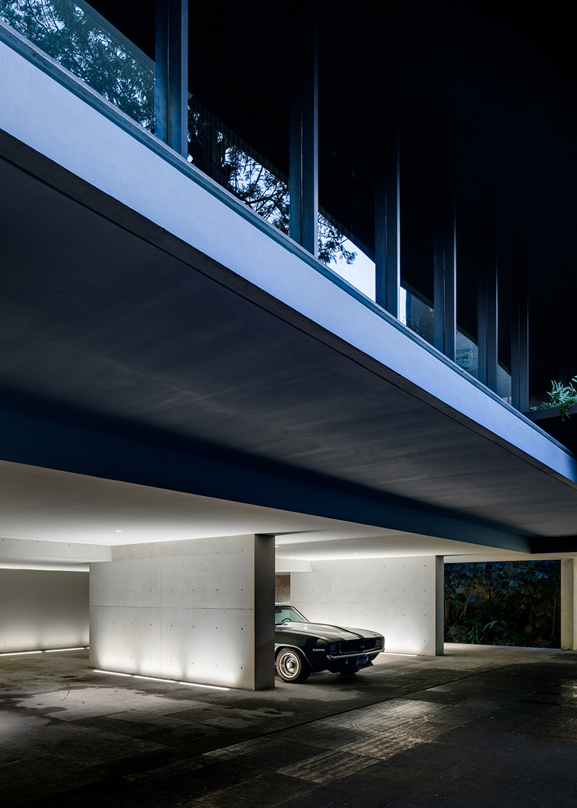 BERNARDI + PESCHARD / BLANCASMORAN design a family house in mexico city using natural stone and timber