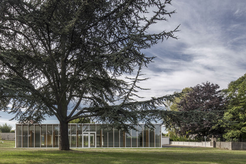 NZI architectes forms glazed façades to bring light into french leisure center