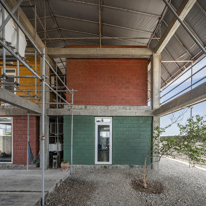 Zav architects ripërdor materialet e hedhura për të formuar një qendër arsimore në jug të Iranit