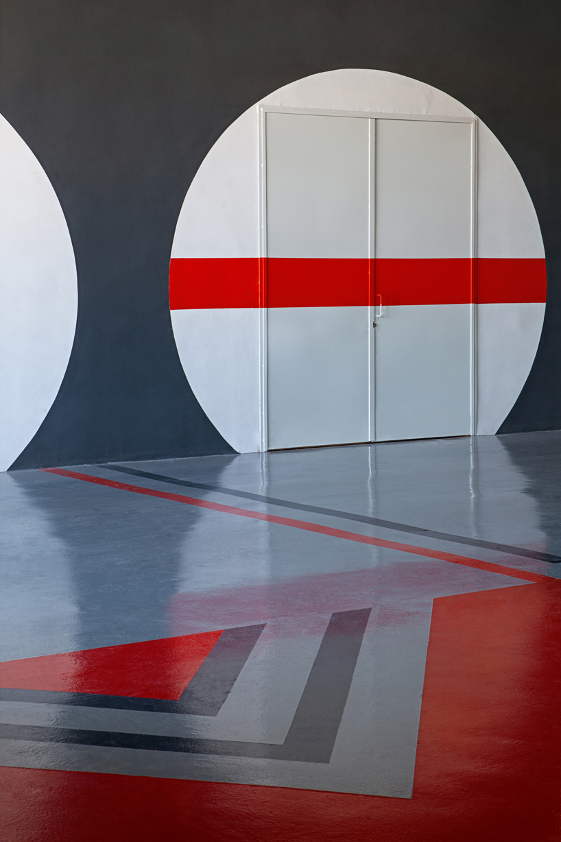 vilaplana-jjdluxe-garage-googie-spain-03-29-2019-designboom