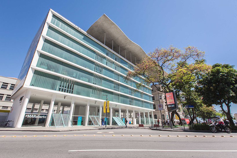 transborda installation by estudio chao invites people to climb the walls of a museum in rio designboom