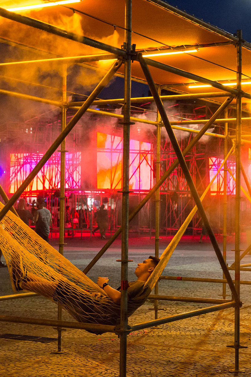 estúdio chão uses scaffolding to build temporary structures for festival in  rio