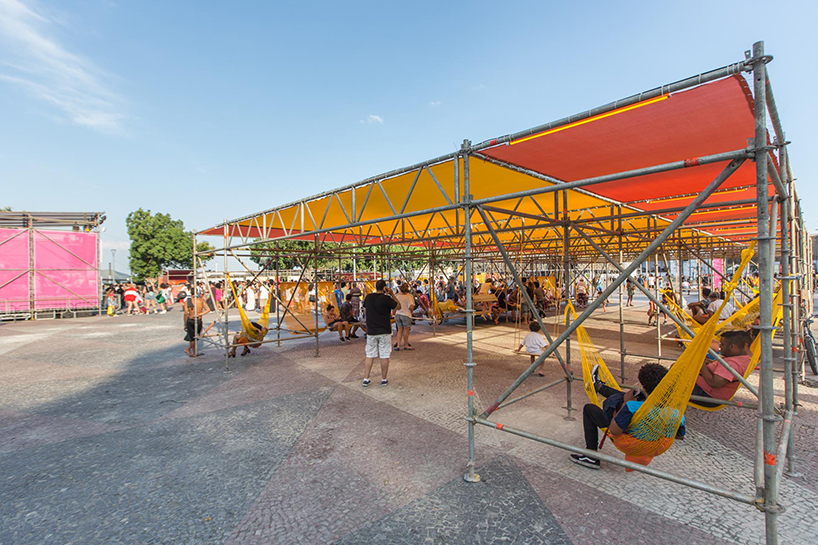 estúdio chão uses scaffolding to build temporary structures for festival in  rio