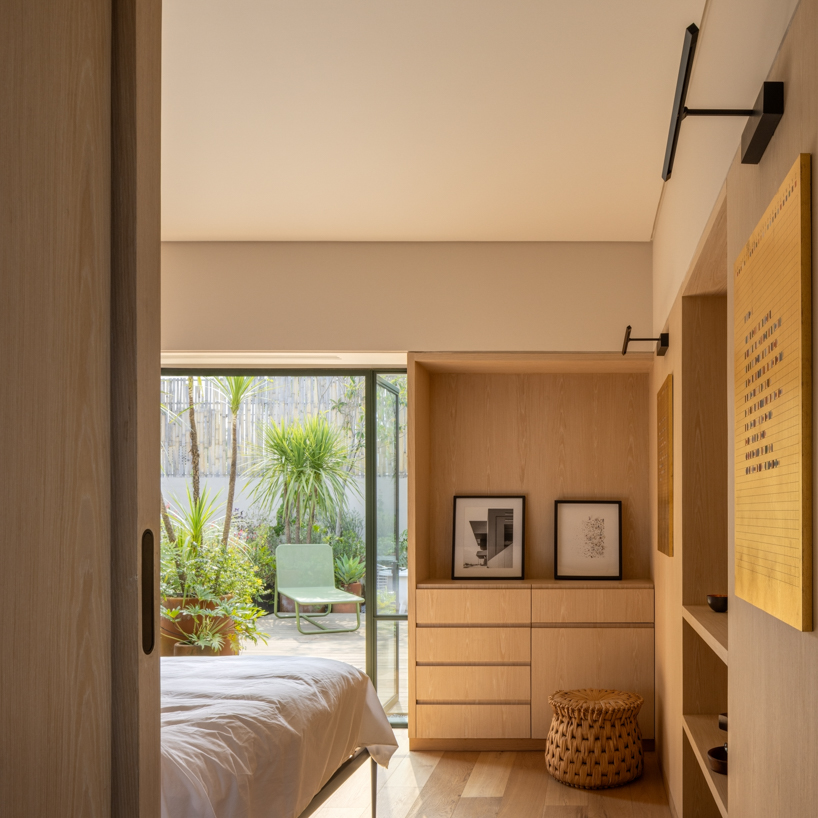 casa kiki revives a 1930s california-style home around a pink turret in mexico city - 13