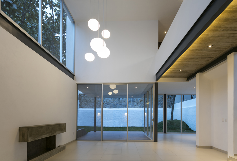 haro arquitectos builds casa aldebaran in mexico favoring the feeling of weightlessness