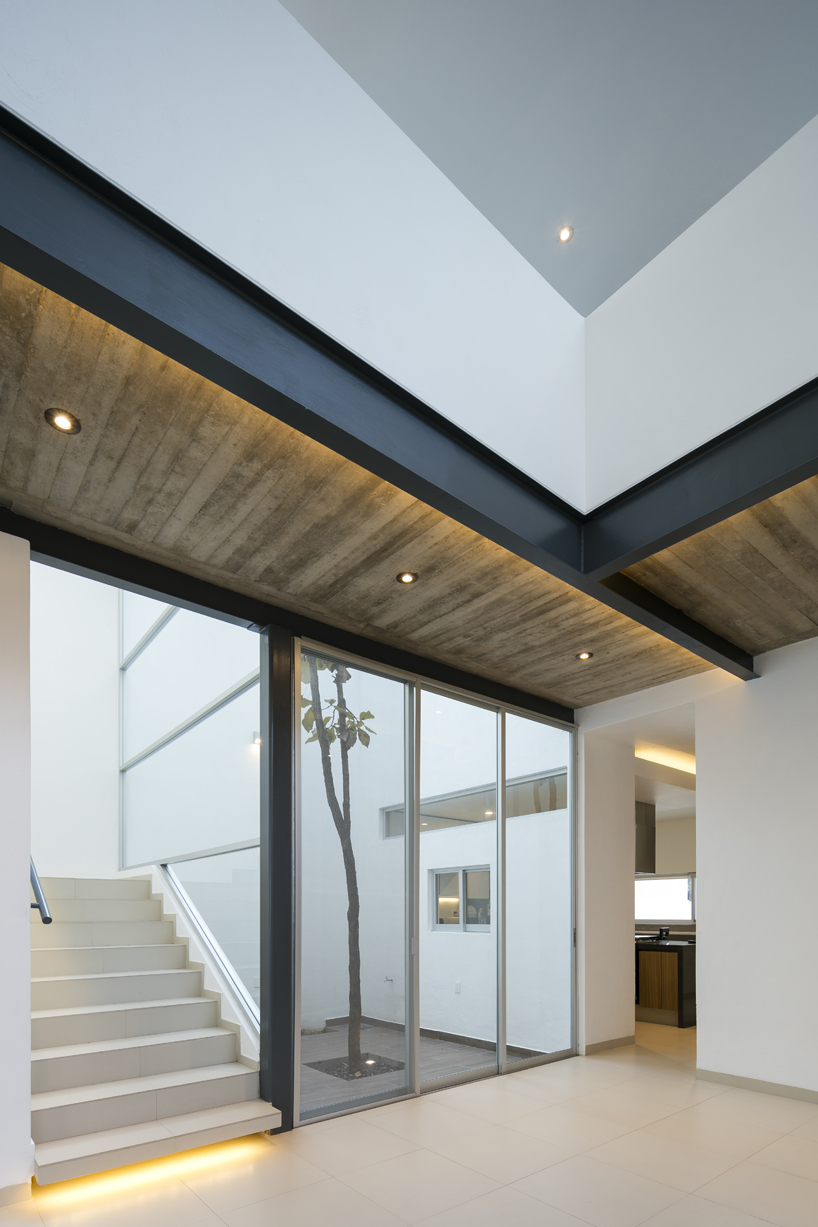 haro arquitectos builds casa aldebaran in mexico favoring the feeling of weightlessness