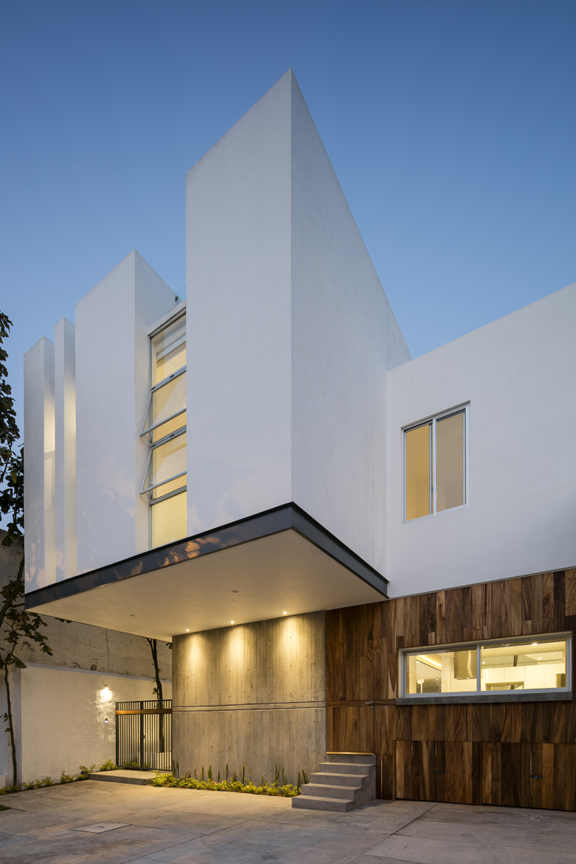 haro arquitectos builds casa aldebaran in mexico favoring the feeling of weightlessness