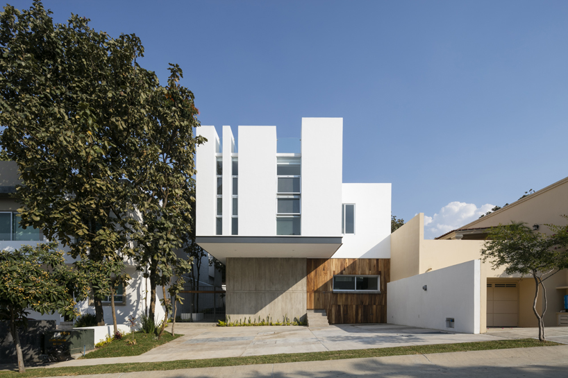haro arquitectos builds casa aldebaran in mexico favoring the feeling of weightlessness